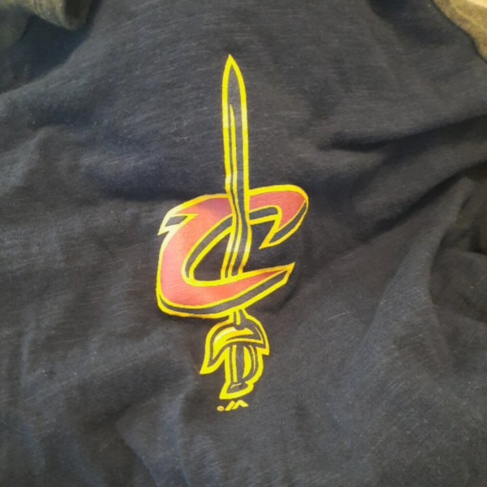 Cleveland Cavaliers 3/4 sleeve Gray/Blue Men's Shirt; Size M-Free Shipping!